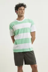 Remera blanca con rayas horizontales verdes.