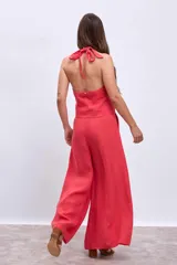 Chaleco color coral con escote halter y cierre frontal con botones.