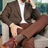 Pantalón de gabardina color marrón, con diseño tipo chino, corte recto y ajuste cómodo.