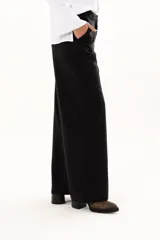 Pantalon de vestir negro de corte recto y tiro alto, con bolsillos laterales y cierre frontal con cremallera y boton.