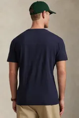 Remera de algodón de corte clásico, color blanco, con cuello redondo y el logo bordado del jugador de polo en el pecho.