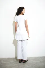 Vestido blanco con escote en V y detalles de vainillas en el escote y en el ruedo.
