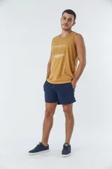 Short de baño liso con cintura elástica y cordón de ajuste. Cuenta con dos bolsillos laterales, un bolsillo posterior y un aplique de logo en goma en la pierna.