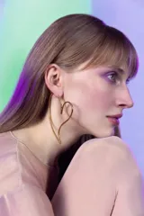 Aros dorados con forma de corazón.