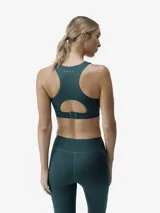 Top deportivo de sujeción alta, confeccionado en tejido Shapplex_B compacto y ligero. Presenta un diseño de cuello redondo con detalle de estampado reflectante vertical en el frente, banda elástica inferior para mayor soporte y espalda con abertura para mayor transpirabilidad.