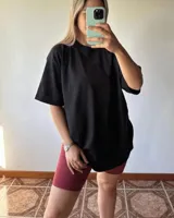 Calza biker de tiro alto, color rojo jaspeado, confeccionada en algodón y lycra opaca. Presenta una faja doble tela sin elástico superior para mayor sujeción.