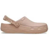 Zueco Crocs color beige rosado, con capellada de lona textil y suela Croslite. Posee correa pivotante en el talón y orificios para Jibbitz.