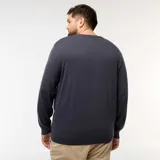 Sweater de punto liso con cuello redondo, manga larga y puños acanalados. Diseño básico y versátil de corte clásico.