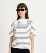 Remera de media malla blanca con rayas horizontales negras, cuello alto y mangas cortas.