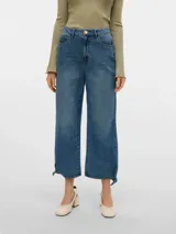 Jean wide fit de tiro alto, largo cropped y color azul denim. Presenta cierre de botón y cremallera, bolsillos delanteros, traseros y monedero. Confeccionado en denim de sarga y detalle de lazo en los tobillos.