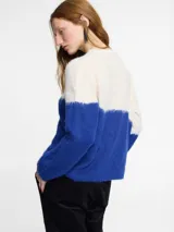 Sweater tejido en jersey con diseño a bloques de color blanco y azul.