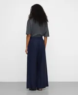 Pantalón ancho azul marino de viscosa y lino, con cintura elastizada en la espalda, doble pinza en el delantero y bolsillos laterales.