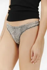 Colaless color crema con estampado de manchas negras, confeccionada en microfibra.