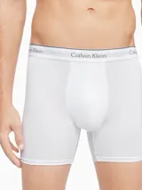 Pack de tres boxers de corte clásico, confeccionados en tejido micro stretch transpirable, con cintura elástica distintiva de la marca.