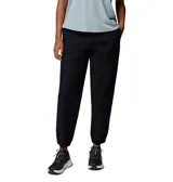 Pantalon tipo jogger de color negro, con cintura elástica ajustable, bolsillos laterales y traseros, y puños elásticos en los tobillos. Diseño funcional y resistente, ideal para actividades al aire libre y uso cotidiano.