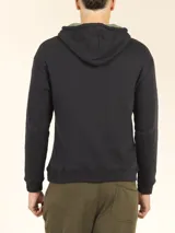 Sweater deportivo con capucha y cordones ajustables, bolsillo canguro frontal. Color verde oliva jaspeado.