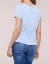 Remera básica de manga corta y cuello redondo, color beige, con detalle de alforzas verticales en el frente que aportan estructura.