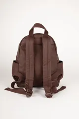 Mochila negra de símil cuero texturizado con tres bolsillos externos con cierre, dos bolsillos laterales, un asa fija y dos correas regulables.