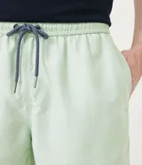 Bermuda de baño masculina Marfinno de microfibra con efecto lavado y color amarillo claro, con cintura elástica ajustable mediante cordón, bolsillos laterales y un bolsillo trasero con cierre.