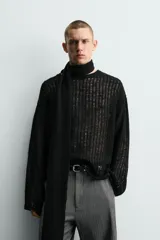 Jersey de punto con estructura abierta y diseño de red, corte relajado, cuello redondo y manga larga.