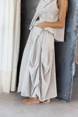 Pollera larga de pana fina en color beige, con cintura elástica y diseño amplio con caída fluida y bolsillos laterales.