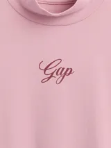 Remera de manga larga con cuello alto tipo polera, color rosado, con logo de la marca Gap bordado en el centro del pecho.