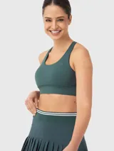 Top deportivo de sujeción baja, color verde oscuro, con escote redondo y espalda estilo nadadora. Cuenta con almohadillas removibles y diseño ergonómico para mayor comodidad.