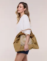 Bolso tote amplio marca Do Everything in Love, de color verde militar, con abertura superior con cordón ajustable, asas trenzadas bicolores y bordado central en la parte delantera.