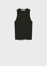 Musculosa verde oscuro de punto canalé, cuello redondo y corte ajustado.