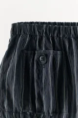 Mini shorts a rayas de tiro medio, confeccionados en mezcla de viscosa. Presentan cintura y bajos elásticos, con bolsillos delanteros de plastrón con detalle de botones.