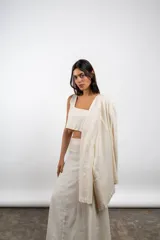 Top corto de lino con escote cuadrado y tirantes anchos, de corte ajustado y diseño minimalista.