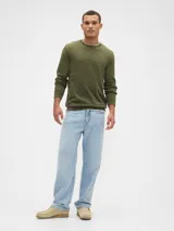 Buzo de algodón con cuello redondo, mangas largas y puños acanalados. Diseño básico y versátil de corte clásico.