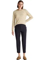 Sweater de lana con cuello redondo y diseño de rayas horizontales en tonos beige y blanco. Presenta un corte regular, mangas largas y el logo de la marca bordado discretamente en el pecho.