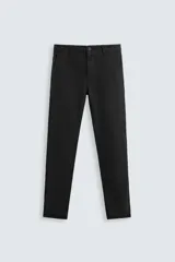 Pantalón chino de corte ajustado, color negro, con cierre de cremallera y botón, bolsillos laterales y bolsillos traseros de vivo.