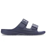 Sandalias Crocs modelo Saturday, color azul marino, con diseño de dos tiras con hebillas ajustables y plantilla de espuma Croslite.
