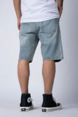 Bermuda de jean azul con corte regular, cinco bolsillos y cierre frontal con botón y cremallera.