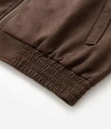 Campera masculina Marfinno de efecto gamuzado en color marrón, con cuello alto, cierre frontal de cremallera, bolsillos laterales y puños y bajo elastizados.