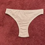 Bombacha tipo vedetina less de algodón, con diseño de tiro alto y calce que estiliza la figura.