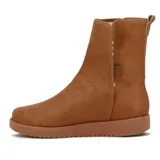 Bota Moleca de caña media, color camel, confeccionada en material sintético con textura similar a la gamuza, suela plana de goma tono sobre tono y detalle de costuras frontales.