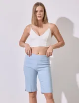 Bermuda de gabardina elastizada celeste, marca Zac & Rachel, con pretina ancha elastizada.