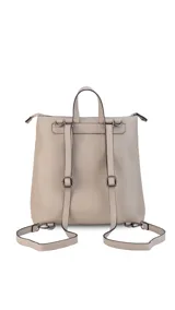 Mochila de diseño moderno y funcional, confeccionada en símil cuero con textura granulada. Cuenta con un bolsillo frontal con broche, correas ajustables y desmontables, y cierre principal superior.