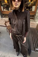 Pantalon de vestir marron con estampado a cuadros, corte recto y cintura alta con trabillas.