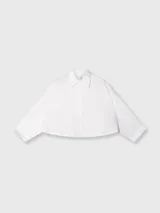 Camisa blanca de sarga de algodón orgánico con corte oversize y bajo redondeado. Presenta cuello abotonado, mangas enrolladas y el número "10" bordado en el pecho.