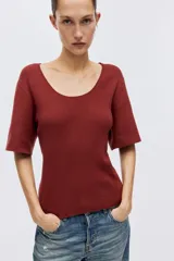 Remera en punto fino color bordó, con escote en U y mangas cortas amplias.