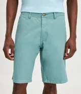 Bermuda de sarga color blanco, de corte recto y diseño básico con bolsillos laterales y traseros.