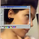 Par de aros colgantes con forma geométrica de medio círculo negro y corazón rojo.