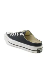 Zapatillas tipo mule Converse Chuck 70, con diseño de talón abierto, confeccionadas en lona negra con puntera de goma y suela de plataforma vulcanizada.