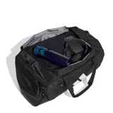 Bolso deportivo Adidas modelo Training Defender Medium, de color negro con grandes detalles blancos del logo de la marca. Cuenta con compartimento principal amplio, bolsillos exteriores con cierre, asas de mano y correa de hombro ajustable con hombrera acolchada.