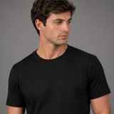 Remera de algodón blanca, de manga corta y corte regular con cuello redondo.
