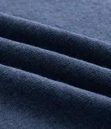 Remera de manga corta color azul con cuello redondo y detalles contrastantes en el ruedo de las mangas y el bajo. La parte delantera es lisa y la espalda presenta un estampado grande con diseño centralizado de elementos marinos.